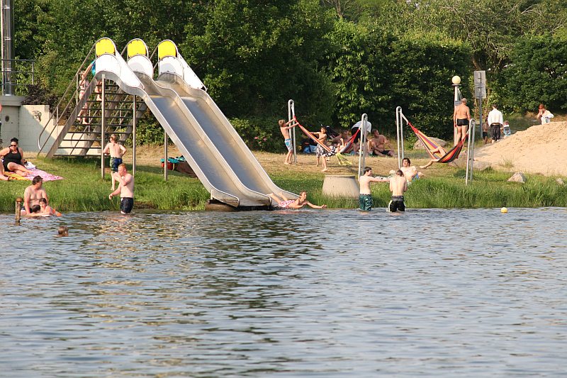 Freizeitpark bei Neumünster: Wasserrutsche am Badesee